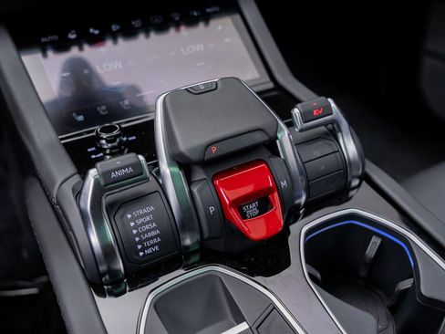 Used 2025 Lamborghini Urus SE image 50