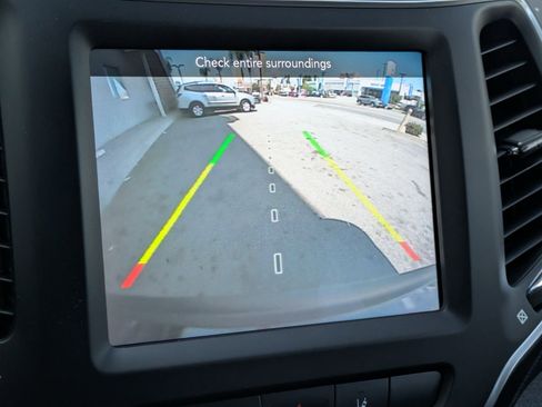 Used 2022 Jeep Cherokee Latitude Lux w/ Sun & Sound Group FWD image 19