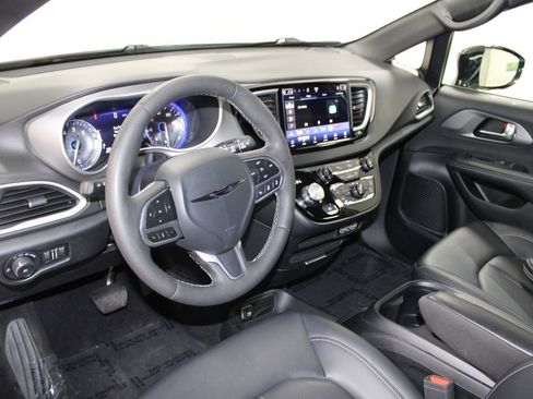 Used 2025 Chrysler Pacifica Select FWD image 22