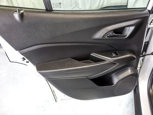 Used 2025 Chevrolet Trax LT w/ LT Convenience Package FWD image 26
