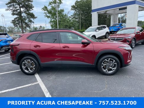 Used 2025 Chevrolet Trax LT FWD image 6