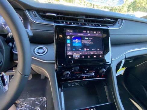 New 2025 Jeep Grand Cherokee Laredo X w/ Luxury Tech Group I image 6