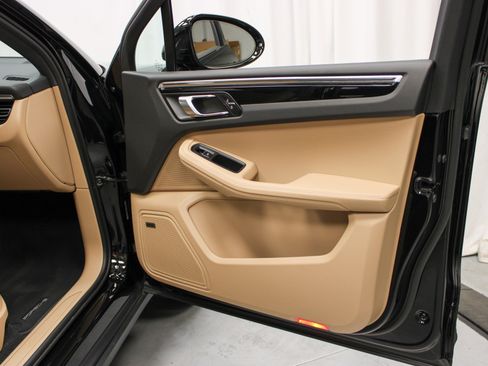 Certified 2025 Porsche Macan image 29