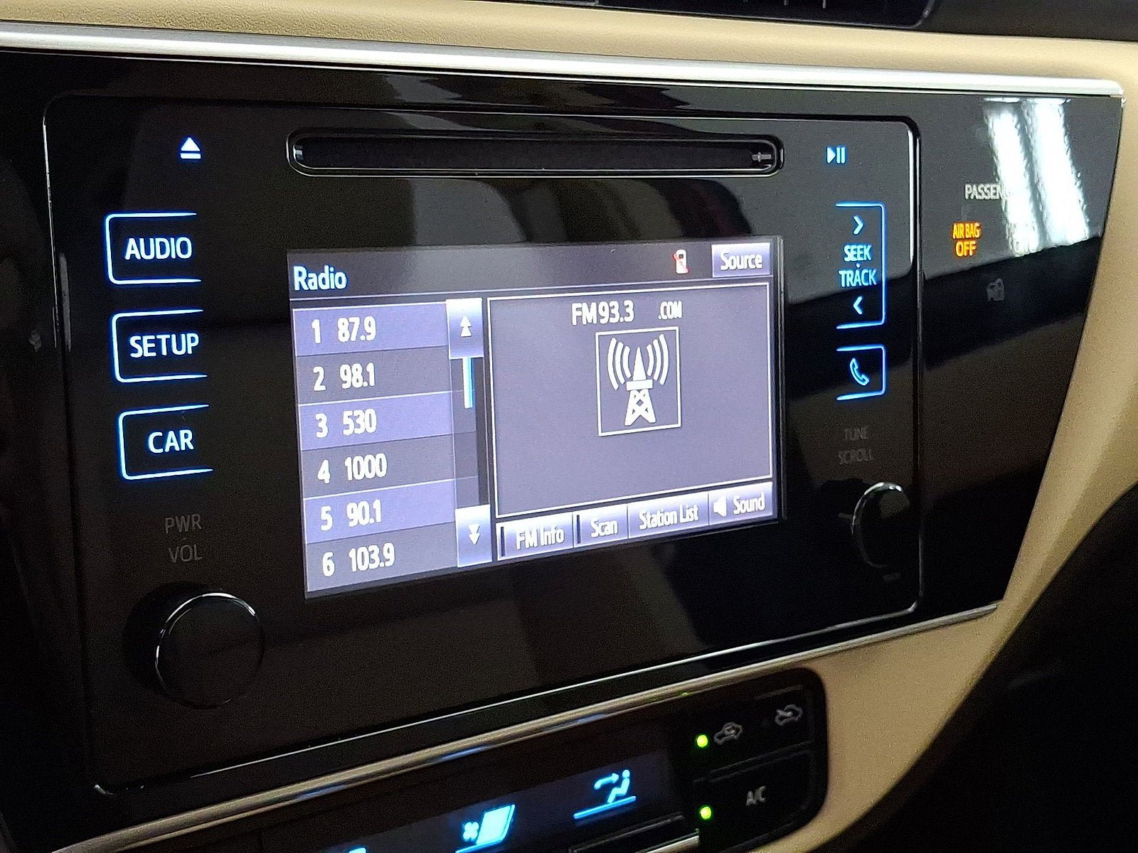 Used 2017 Toyota Corolla LE FWD image 6