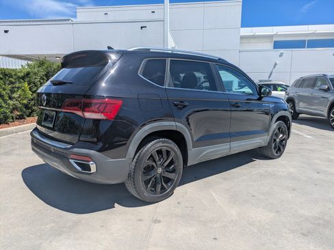 Certified 2023 Volkswagen Taos SE w/ Black Wheel Package FWD image 4