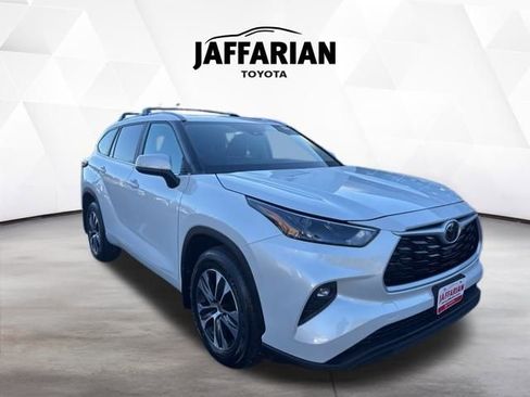 Certified 2023 Toyota Highlander XLE image 1