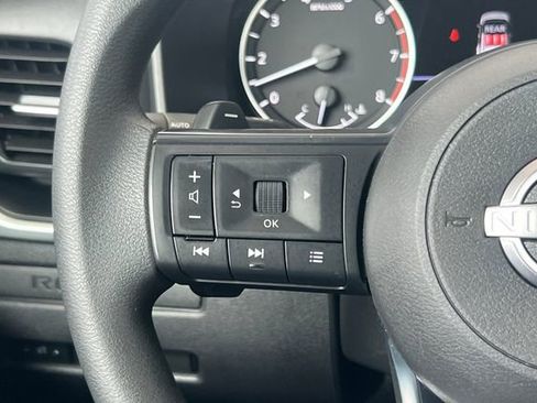 Used 2023 Nissan Rogue S image 31