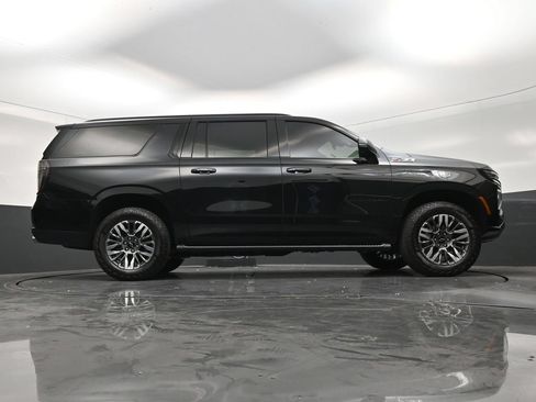 Used 2025 Chevrolet Suburban Z71 w/ Comfort Package AWD/4WD image 25