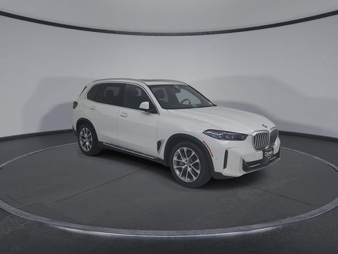 Used 2025 BMW X5 xDrive50e AWD/4WD image 3