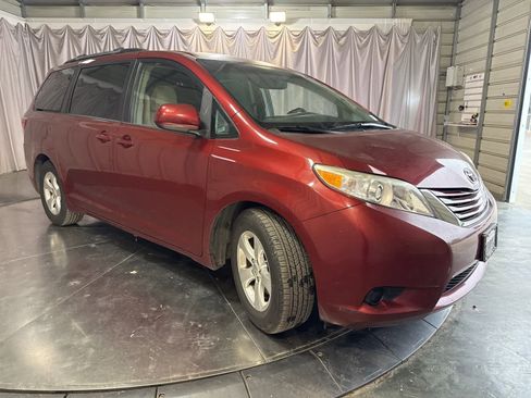 Used 2017 Toyota Sienna LE image 3