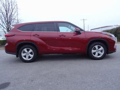 Used 2023 Toyota Highlander LE image 4
