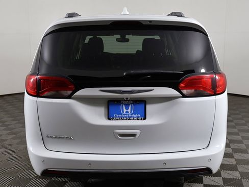 Used 2020 Chrysler Pacifica Touring-L FWD image 10