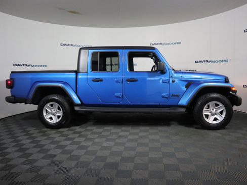 Used 2022 Jeep Gladiator Sport image 4