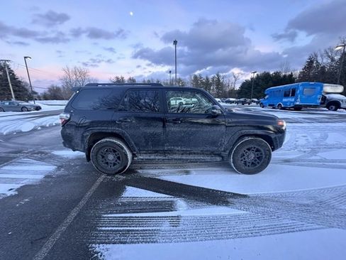 Used 2024 Toyota 4Runner TRD Off-Road Premium image 2