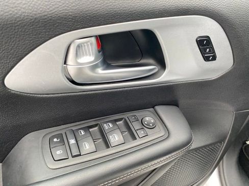 Used 2024 Chrysler Pacifica Select image 16