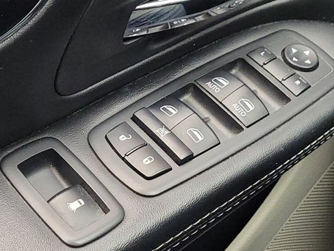 Used 2019 Dodge Grand Caravan SXT image 27