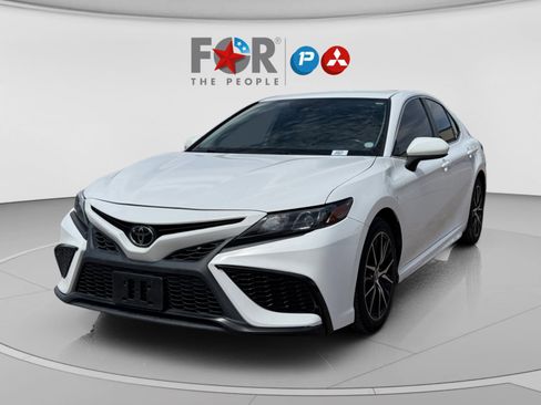 Used 2021 Toyota Camry SE image 1