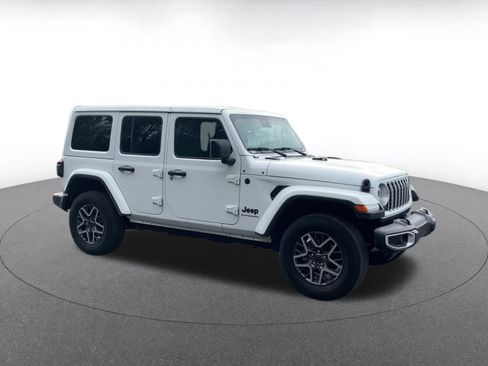 Used 2025 Jeep Wrangler Sahara image 2