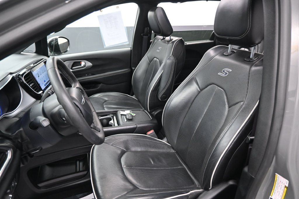 Used 2025 Chrysler Pacifica Limited FWD image 26