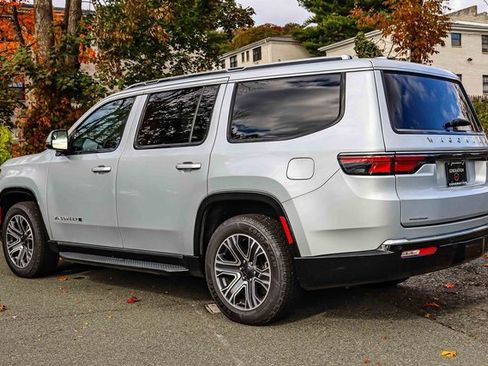 Used 2022 Jeep Wagoneer Series III w/ Flexible Seating Group image 4