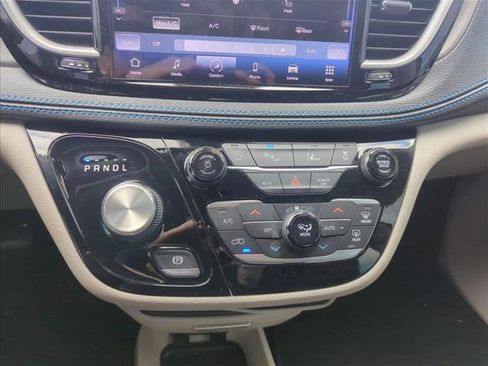 Used 2021 Chrysler Pacifica Touring-L image 8