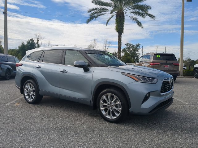 Used 2024 Toyota Highlander Limited FWD image 2