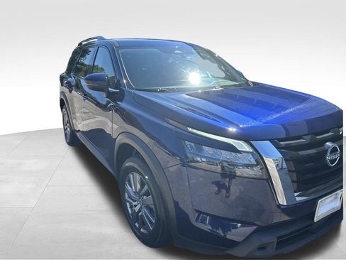 Used 2025 Nissan Pathfinder SV FWD image 2