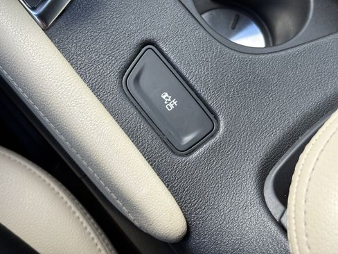 Used 2018 Cadillac XT5 FWD image 25