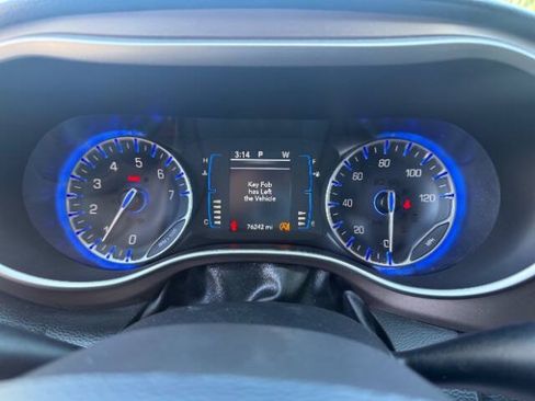 Used 2018 Chrysler Pacifica Touring Plus w/ Tire & Wheel Group FWD image 12