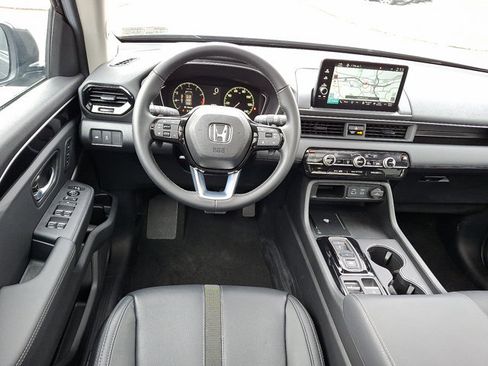 Certified 2025 Honda Pilot Touring image 12