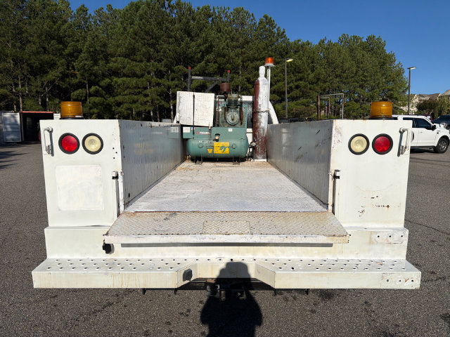 Used 2016 Ford F550 2WD Regular Cab Super Duty image 18