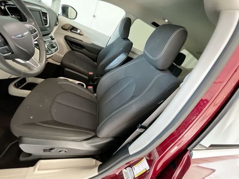 Used 2023 Chrysler Voyager LX FWD image 11