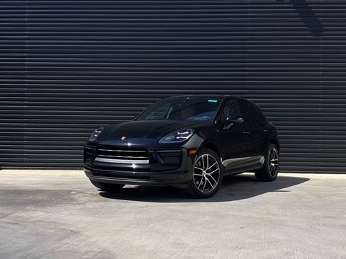 Certified 2022 Porsche Macan AWD/4WD image 1