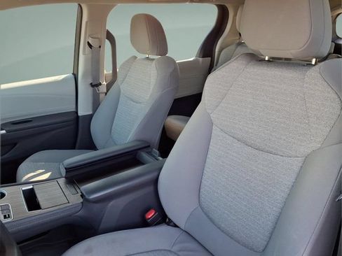 Used 2022 Toyota Sienna LE AWD/4WD image 14