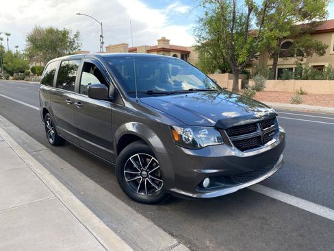 Used 2018 Dodge Grand Caravan SE FWD image 3