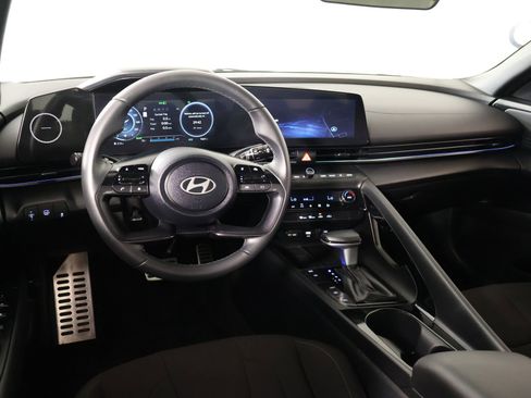 Certified 2025 Hyundai Elantra SEL FWD image 2