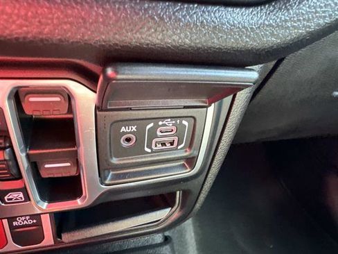 Used 2024 Jeep Wrangler Unlimited image 15