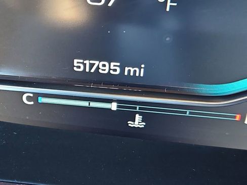 Used 2024 Chevrolet Tahoe Z71 w/ Luxury Package image 21