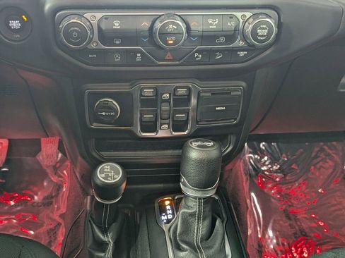 Used 2019 Jeep Wrangler Unlimited Sahara AWD/4WD image 21