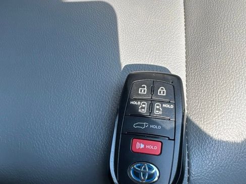 Used 2022 Toyota Sienna XLE AWD/4WD image 14
