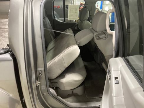 Used 2009 Nissan Frontier SE w/ SE Value Truck Pkg RWD image 9