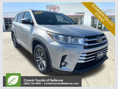 Used 2017 Toyota Highlander XLE AWD/4WD image 1