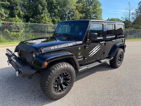 Used 2017 Jeep Wrangler Unlimited Sahara w/ Max Tow Package AWD/4WD image 31