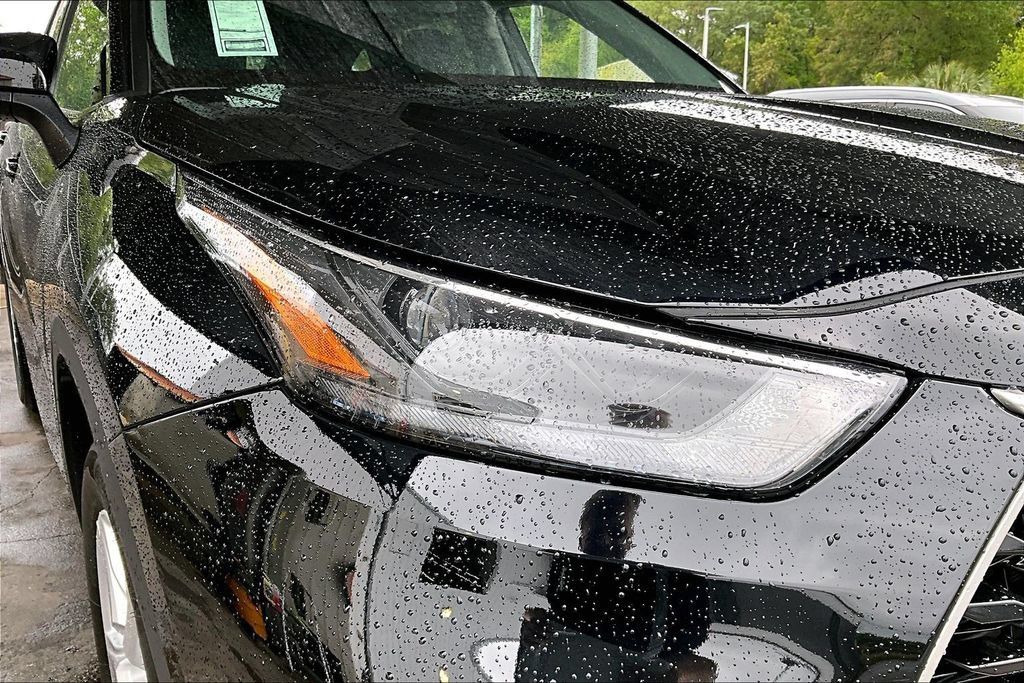 Used 2025 Toyota Highlander LE FWD image 30