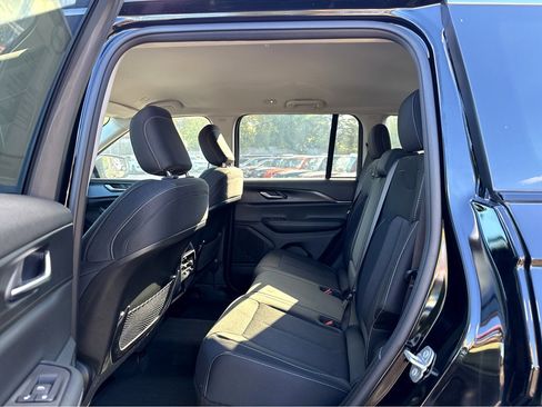 Used 2023 Jeep Grand Cherokee Laredo image 10