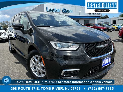 Used 2023 Chrysler Pacifica Touring-L FWD image 1
