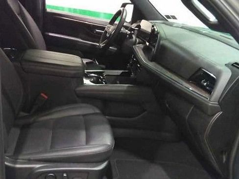 Used 2025 Chevrolet Tahoe LT AWD/4WD image 13