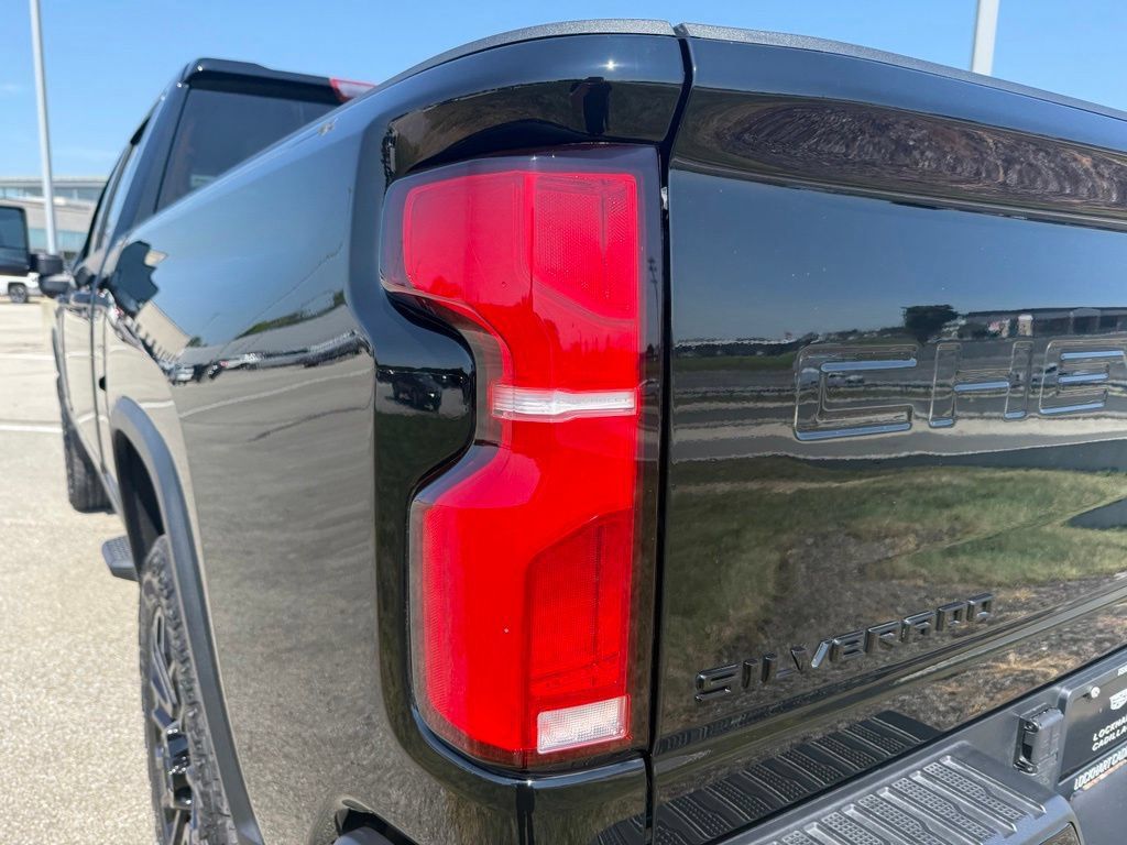 Used 2026 Chevrolet Silverado 2500 High Country w/ Midnight Edition AWD/4WD image 10