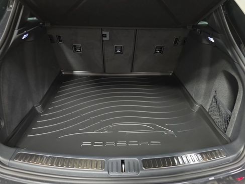 Certified 2025 Porsche Macan AWD/4WD image 25