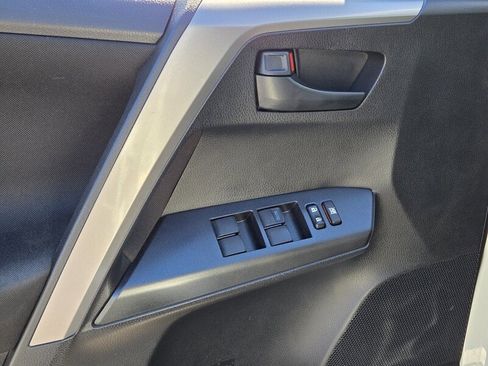 Used 2016 Toyota RAV4 LE image 18